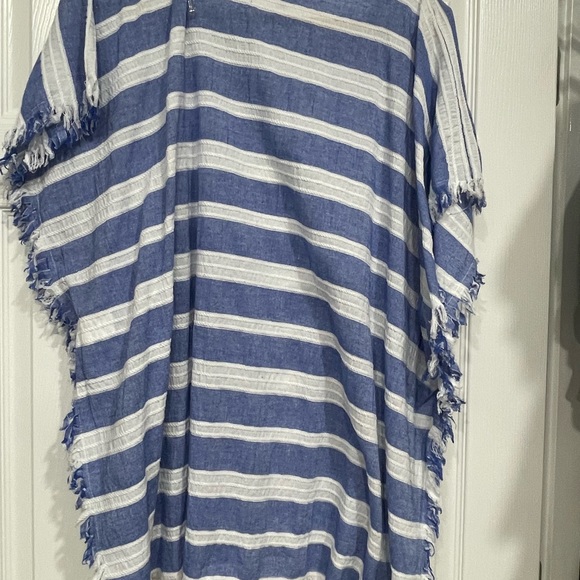 Umgee S/M. Blue and white top with fringe. - Picture 3 of 4